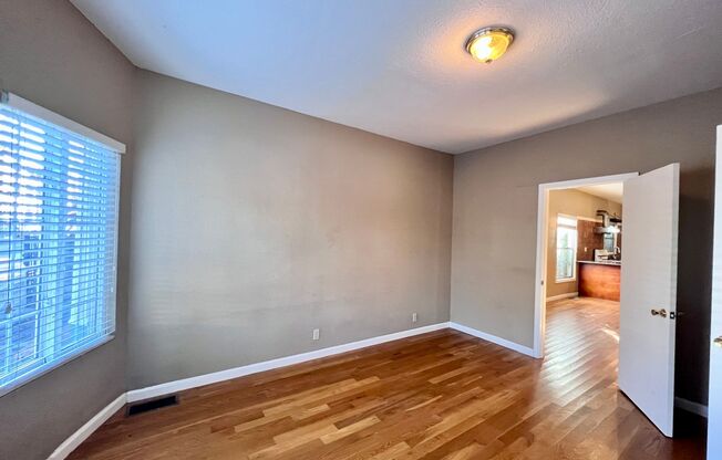 Lovely and spacious 2bd / 1 bth plus bonus room with washer & dryer!