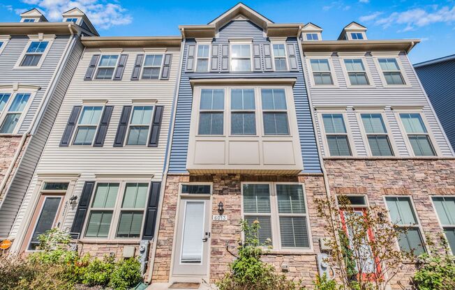 Spacious 3 BR/3.5 BA Townhome in Brooklyn Park!
