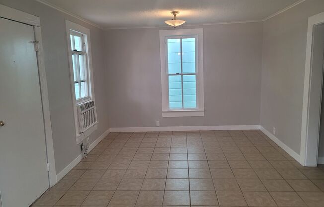 Single family home - 3 bedrooms - Recently Renovated