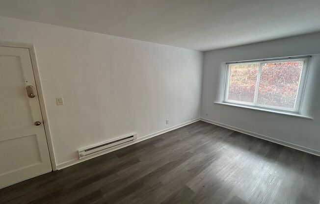 2 beds, 1 bath, 700 sqft, $1,095, Unit 6