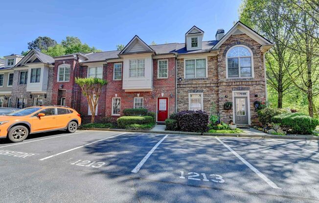 Gorgeous 2BR, 2.5BA Townhome in Roswell – Minutes from Alpharetta!