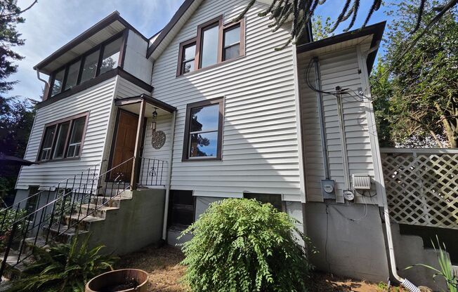 Huge Bremerton 4 Bedroom, Double Bonus Rooms, Builts Ins & More. Right Next to PSNS!
