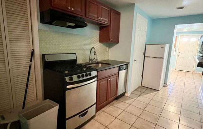 Gorgeous Studio Apartment in Manayunk! Available mid-August!