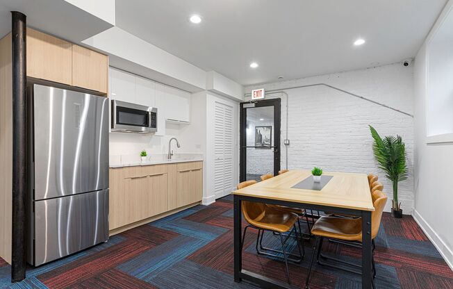 3 beds, 1 bath, 670 sqft, $2,200, Unit 1554-2Q