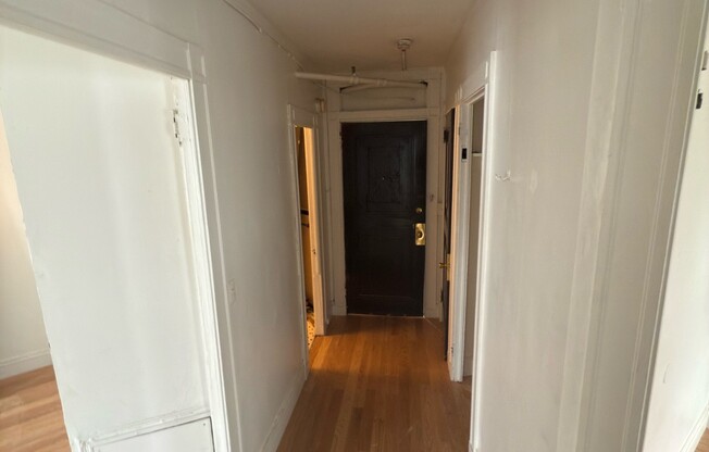 3 beds, 1 bath, 808 sqft, $5,200, Unit 820