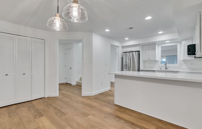 Renovated 3BR Townhouse in Desirable Lakeview Neighborhood!!