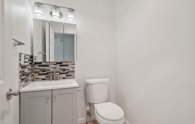 3 beds, 1.5 baths, 1,231 sqft, $2,325, Unit R5