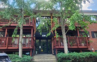 Spacious Condo Close to King St Metro/Old Town