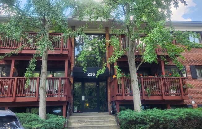 Spacious Condo Close to King St Metro/Old Town