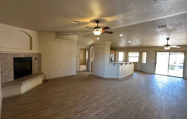 Beautiful 3 bedroom, 3 garage home in Chaparral Mesa!