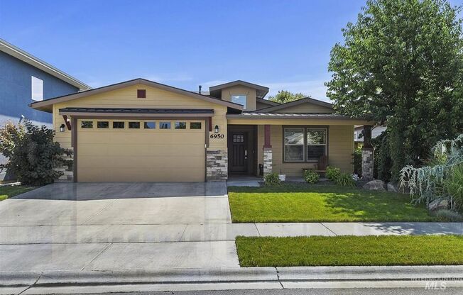 Pet Friendly Home Near The Foothills!