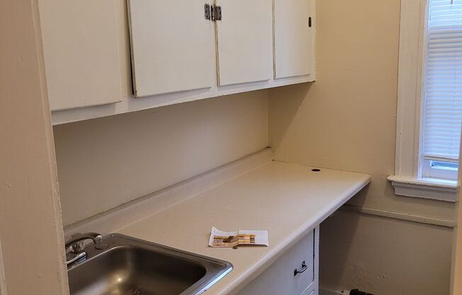 1 bed, 1 bath, $995, Unit 18