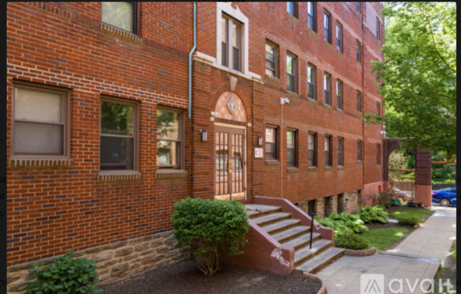236 W WALNUT LN
