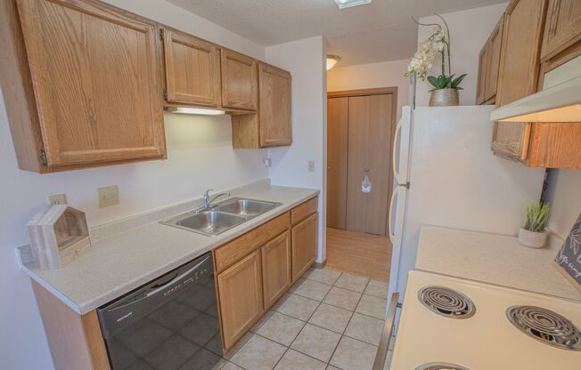 2 beds, 1 bath, 850 sqft, $750, Unit 4404-106