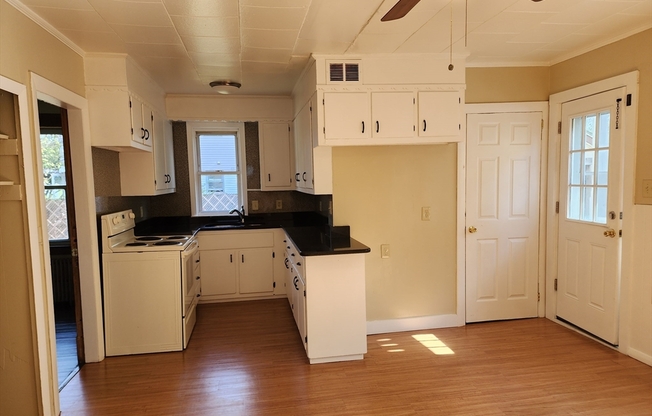 3 beds, 1 bath, 1,300 sqft, $1,900, Unit 1