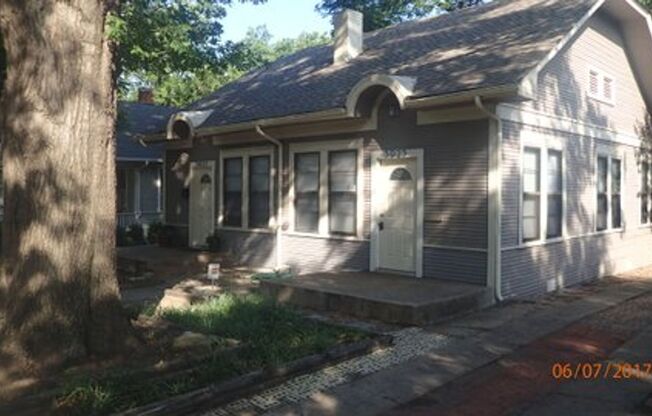 1 Bedroom, 1 Bath Duplex in Junius Heights!