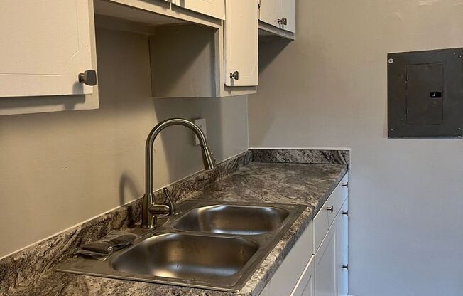 2 beds, 1 bath, $1,040, Unit 102