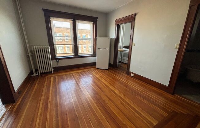 1 bed, 1 bath, $1,800, Unit 7