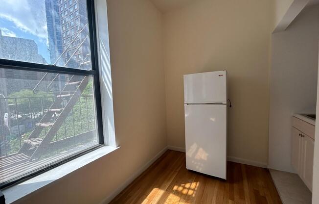 Studio, 1 bath, $2,600, Unit 5G