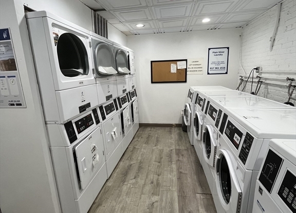 Studio, 1 bath, 350 sqft, $2,300, Unit 34