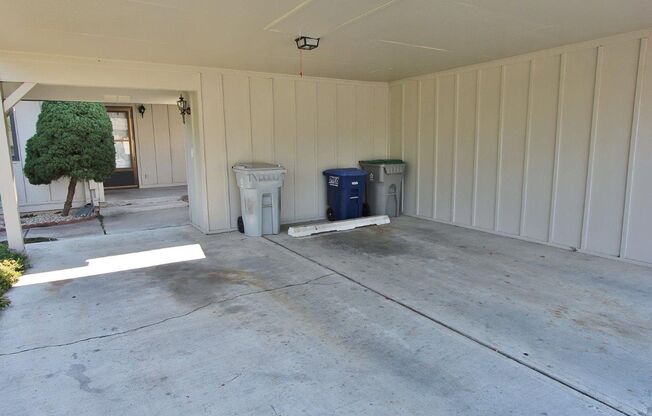 Clean Townhouse Centrally Located on the Bench