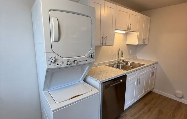 1 bed, 1 bath, 590 sqft, $1,395, Unit 924