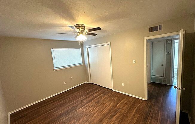 2 beds, 1 bath, $1,075, Unit 1170 #09