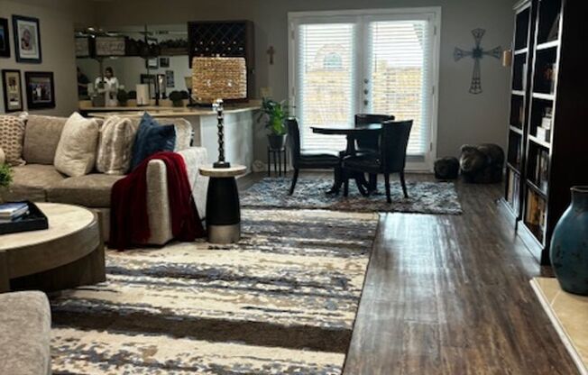 Beautiful and Extremely Large Apartment with a huge soaker tub