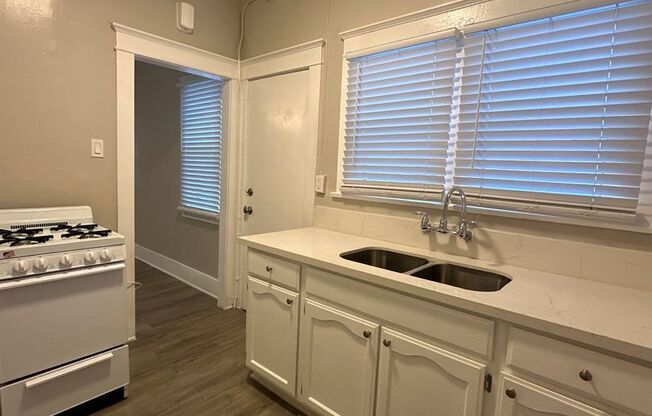 Studio, 1 bath, 332 sqft, $1,355, Unit 06