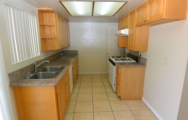 2 beds, 1.5 baths, $2,400, Unit 3