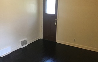 2 beds, 1 bath, $850, Unit upper