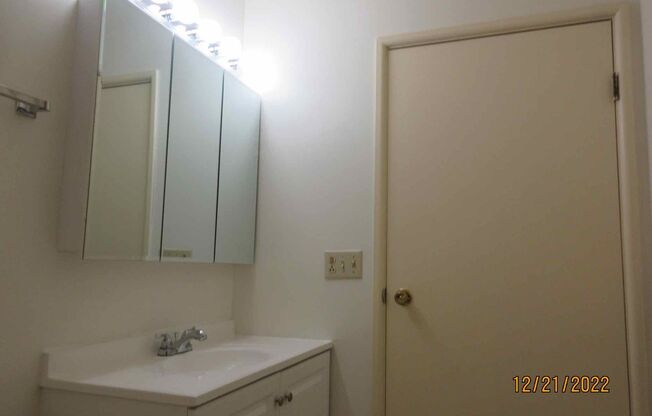 2 beds, 1 bath, $1,075, Unit 15623 - 09