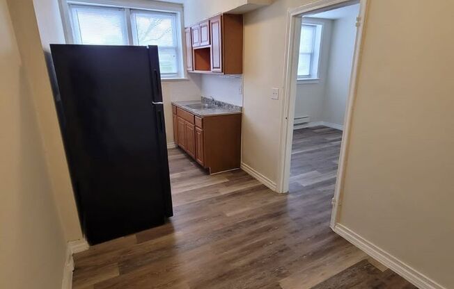 3 beds, 1 bath, $1,795, Unit 25-01