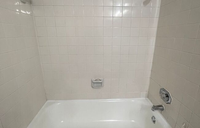 2 beds, 1 bath, 832 sqft, $1,150, Unit 506