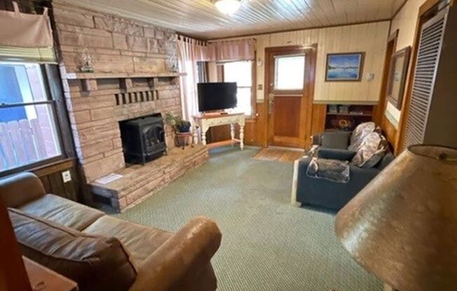 Sweet Tahoe Charm Cabin! Available starting 1/5/24 for a 3-6 month lease