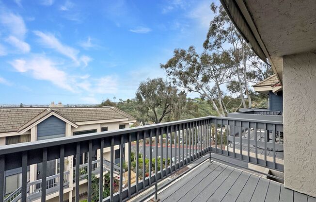 Beautiful 2B 3BA Townhome w/ W/D and 2 Car Garage!