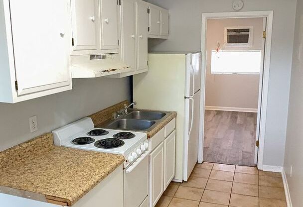 1 bed, 1 bath, 460 sqft, $950, Unit 1400 Gulf Ave. #7