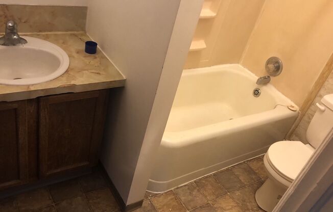 2 beds, 1 bath, $810, Unit B