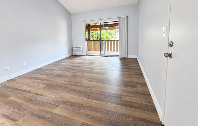 2 beds, 1 bath, $2,600, Unit 14
