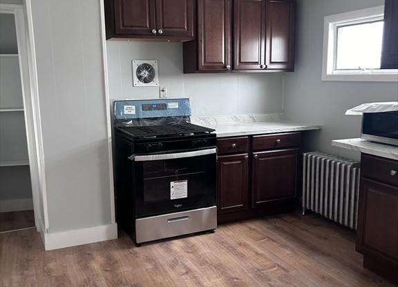 2 beds, 1 bath, $2,800, Unit 2