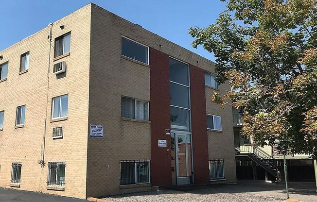 1436 Macon St – Renovated 1-Bedroom Apartments in Central Aurora!