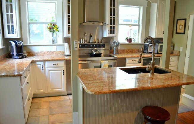 Absolutely Gorgeous 3 BR home in Thornton Park walk to Restaruants and Shops