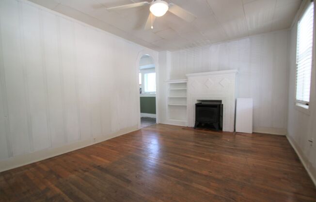 Simply the BEST! Adorable 1 Bedroom/1 Bath Located off Historic Camp Bowie! ((Covered Deck)) Minutes to Downtown Ft Worth ~