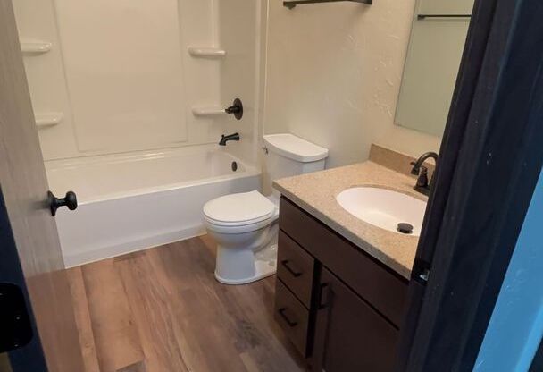 2 beds, 1 bath, 950 sqft, $1,295, Unit 1800-305
