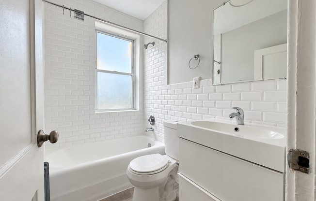Studio, 1 bath, $1,100, Unit 44
