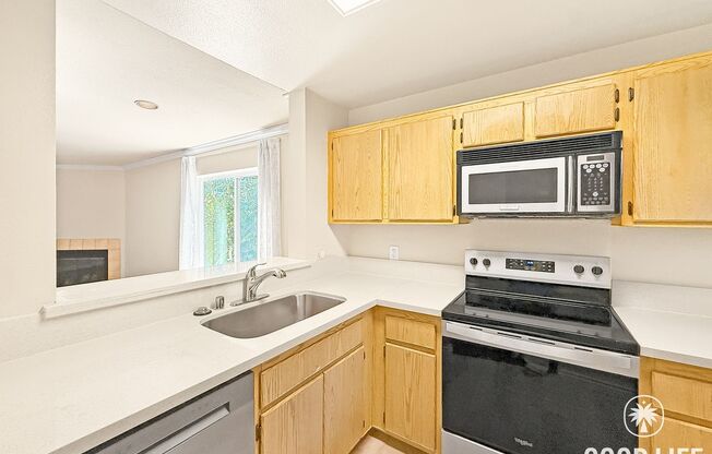 Modern Second-Story 2B/2BA in the Heart of San Diego with Resort-Style Amenities.