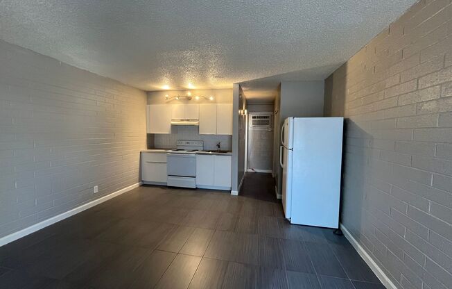 Studio, 1 bath, 400 sqft, $950, Unit 08