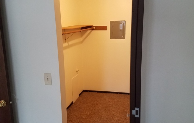 2 beds, 1 bath, $855, Unit 2F