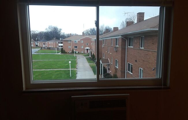 2 beds, 1 bath, 855 sqft, $1,035, Unit D202
