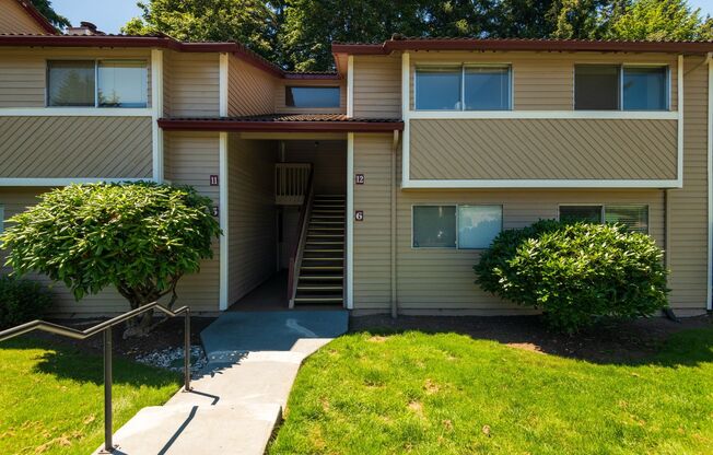 Beautifully Remodeled 3 Bed, 1.75 Bath Unit Available w/ Privacy in Fairwood!